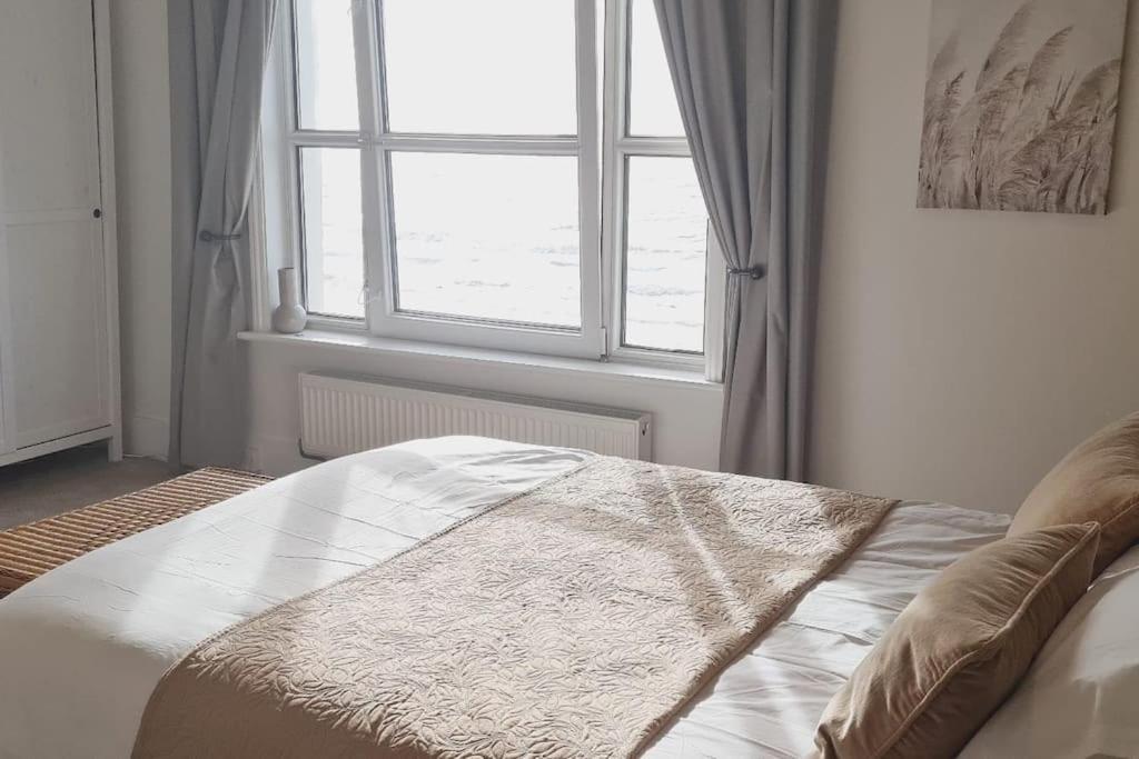 Beach View, 4 Bedroom House Opposite The Sea! Sleeps 10 Сэндгэйт Экстерьер фото